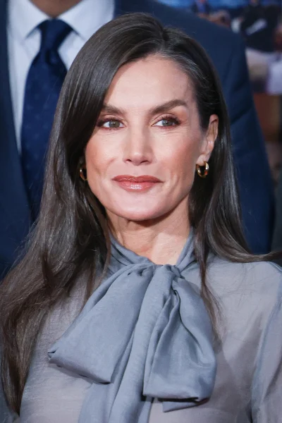 koningin-letizia-brengt-de-leren-midirok-terug-als-de-winterklassieker-373897