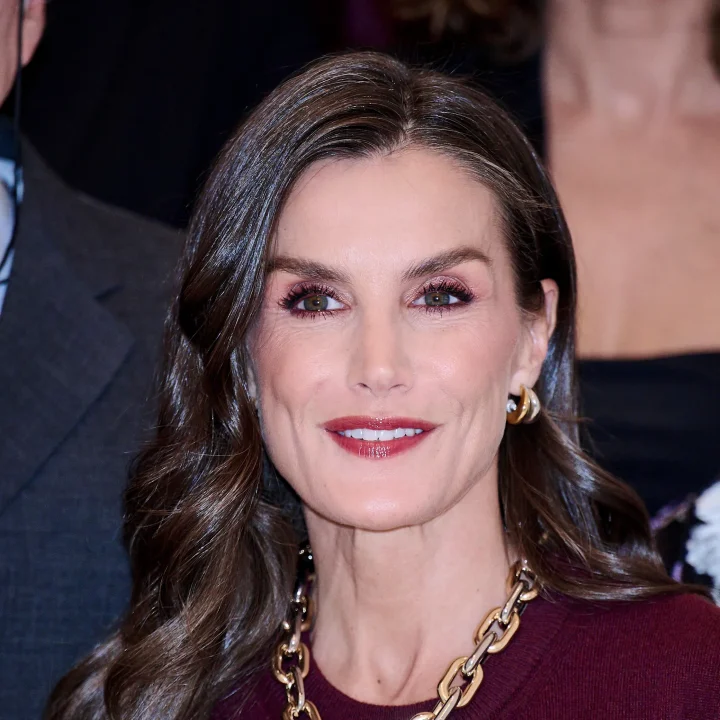 pailletten-voor-de-feestdagen-koningin-letizia-laat-zien-hoe-je-het-draagt-373468