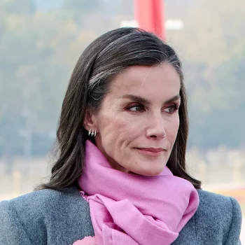 koningin-letizia-draagt-haar-opvallendste-winterjas-tot-nu-toe-372636