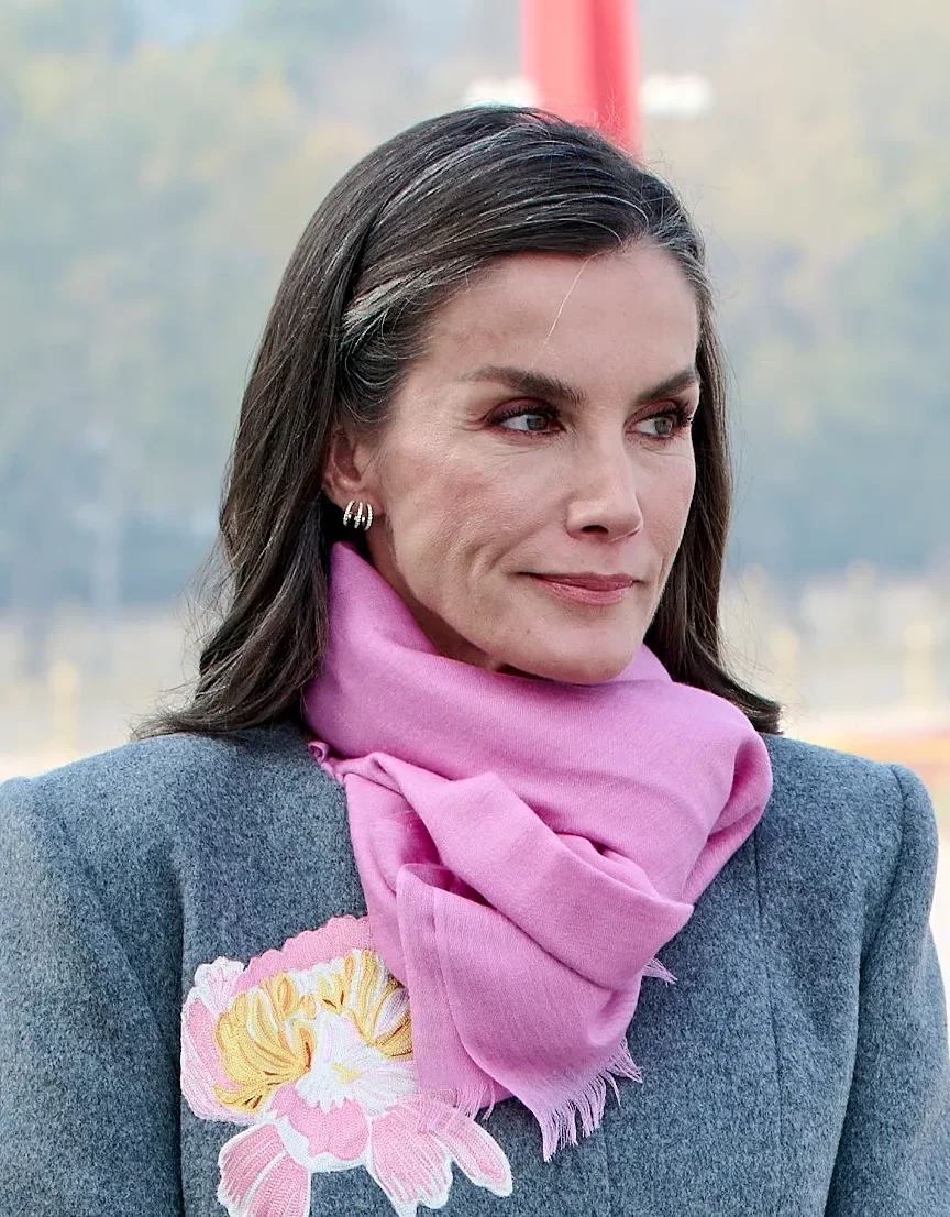 koningin-letizia-draagt-haar-opvallendste-winterjas-tot-nu-toe-372636