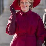 Koningin Mathilde in een bordeauxrood pak