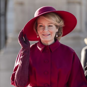 koningin-mathilde-is-klaar-voor-de-feestdagen-in-een-glimmend-pak-373281