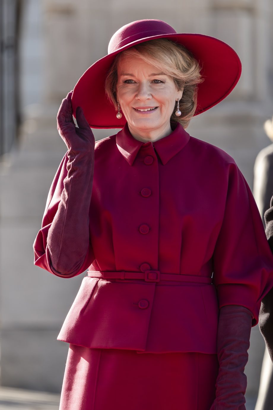 koningin-mathilde-is-klaar-voor-de-feestdagen-in-een-glimmend-pak-373281