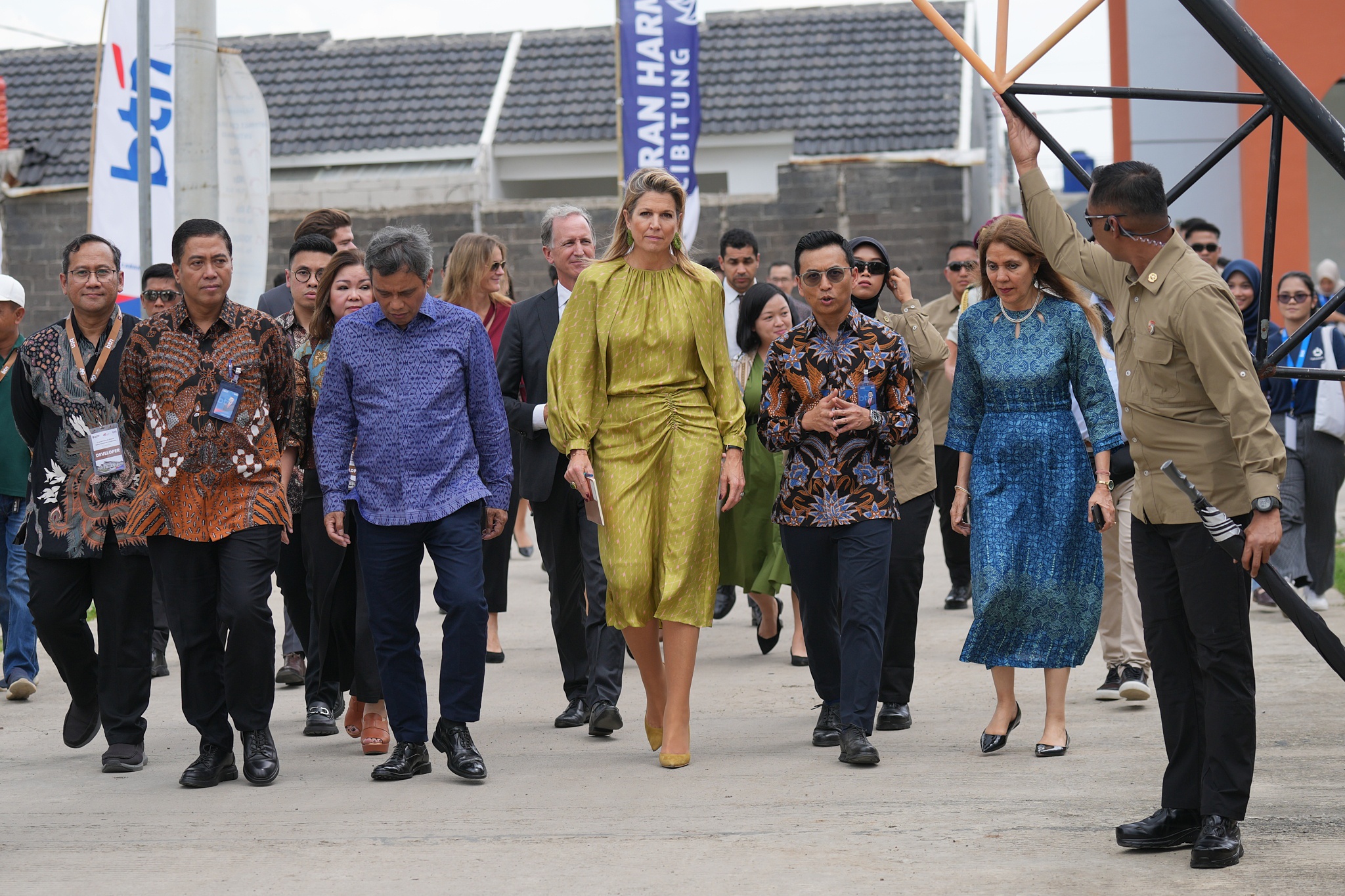 Koningin Máxima in Indonesië in groene Natan-jurk