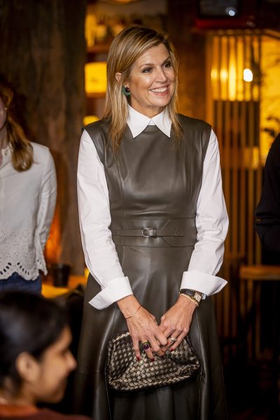 koningin-maxima-komt-met-een-slimme-stylingtruc-voor-een-leren-jurk-371373
