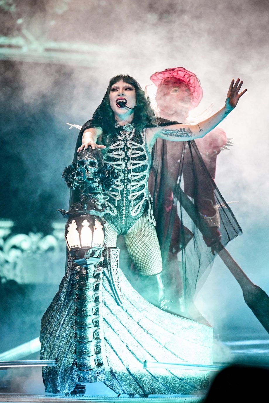 lady-gagas-mayhem-ball-garderobe-is-de-droom-van-elke-goth-girl-372014