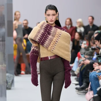 de-legging-is-terug-combineer-m-met-deze-schoenen-voor-een-luxe-look-371898