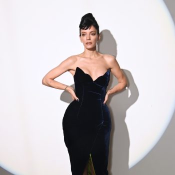lily-allen-maakt-haar-catwalkdebuut-in-een-glamoureuze-fluwelen-jurk-373261