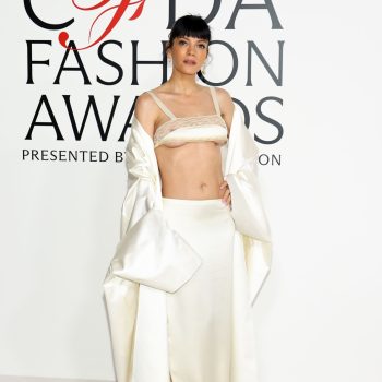 lily-allen-doet-aan-revenge-dressing-tijdens-de-cfda-awards-2025-371291