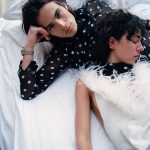 Een man en een vrouw liggen samen op bed, beeld voor bij het artikel over de viral bird theory