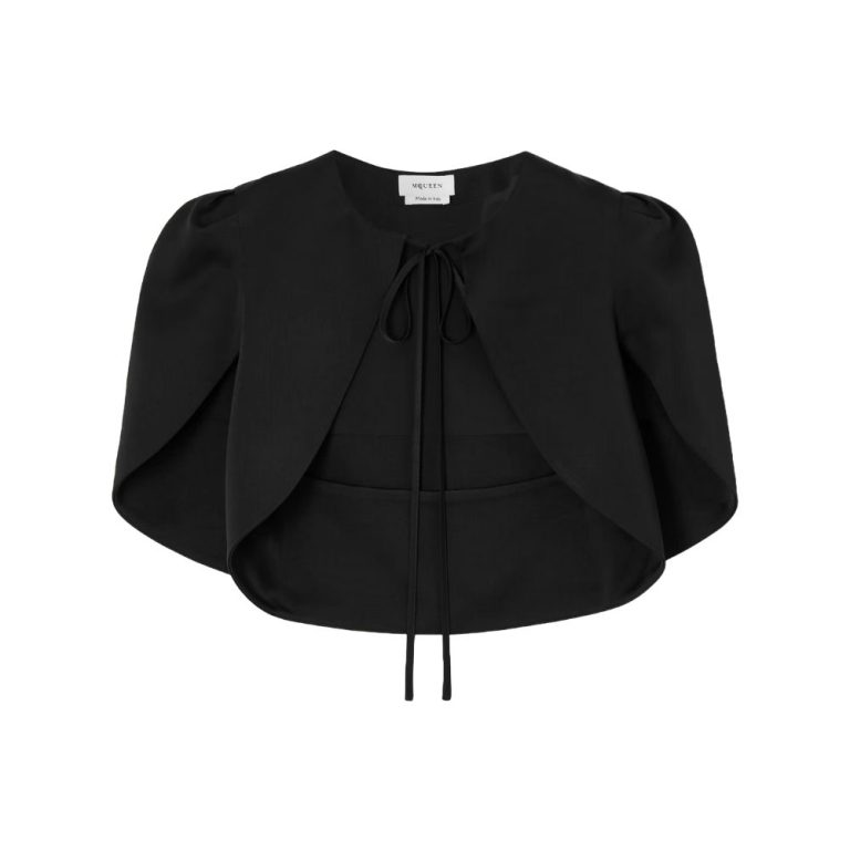 Zo draag je de comeback van de mini-cape trend in 2025