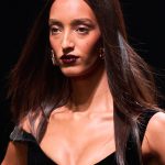 Mona Tougaard draagt donkere lippenstift op de catwalk van Versace herfst/winter 2025