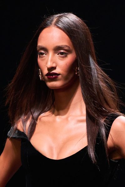 met-donkere-lippenstift-creeer-je-de-chicste-beautylook-voor-de-feestdagen-373482