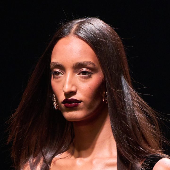 met-donkere-lippenstift-creeer-je-de-chicste-beautylook-voor-de-feestdagen-373482