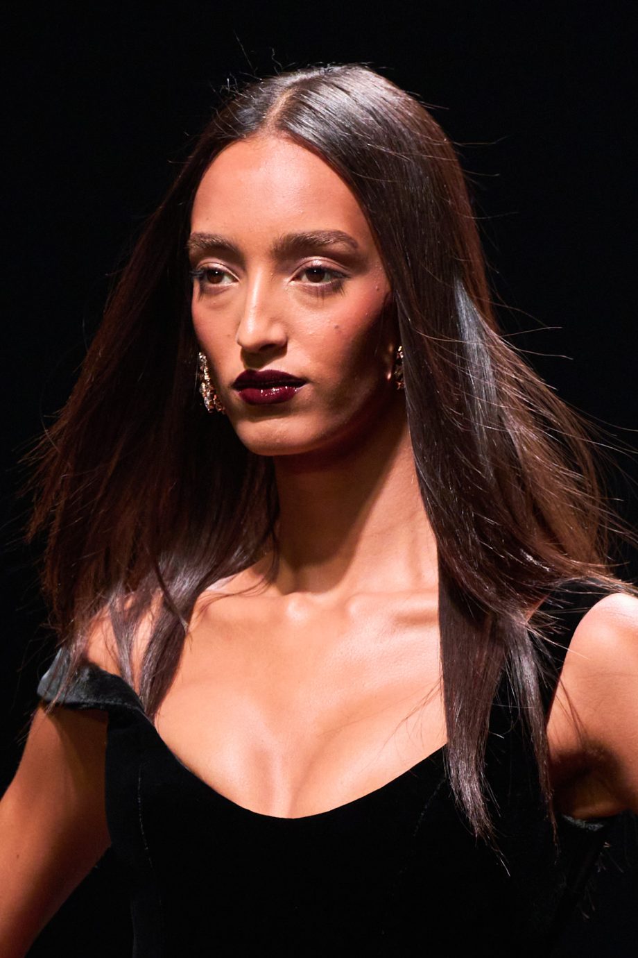 met-donkere-lippenstift-creeer-je-de-chicste-beautylook-voor-de-feestdagen-373482