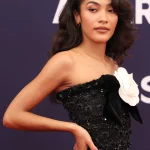 Olivia Dean met een van de trendy haarkleuren voor de winter van 2025