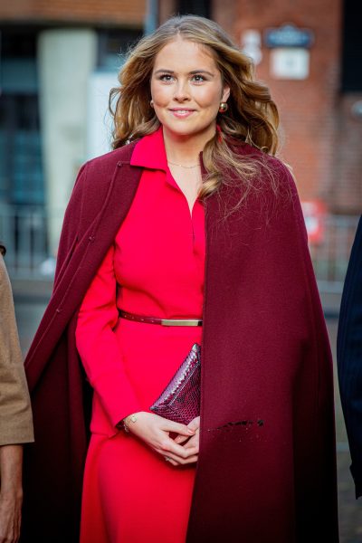 prinses-amalia-combineert-de-trendkleuren-van-de-zomer-en-winter-in-een-look-373635