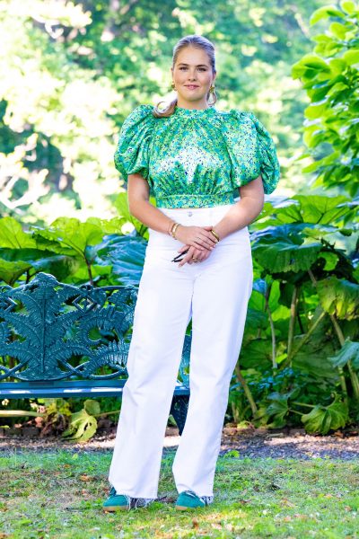 deze-betaalbare-sneakers-van-amalia-shoppen-we-zelf-ook-graag-372943