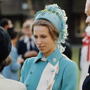 prinses-anne-draagt-een-pak-dat-al-52-jaar-in-haar-kast-hangt-373048