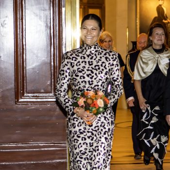 prinses-victoria-gaat-voor-een-gedurfde-feestlook-met-luipaardprint-371532