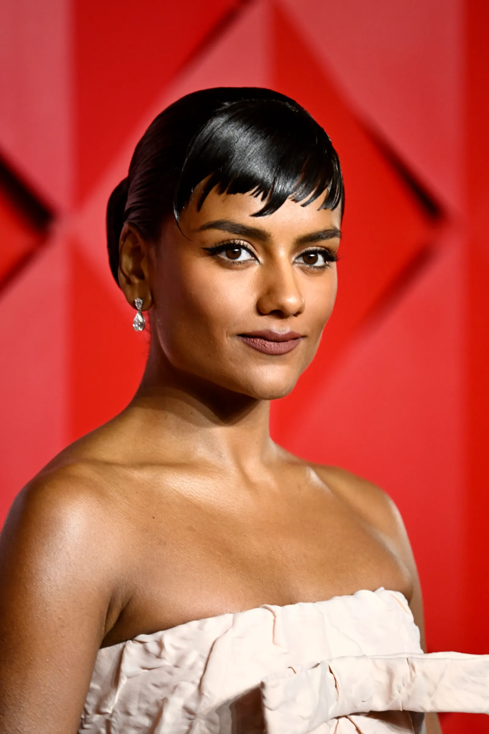 Simone Ashley met slicked-down bangs