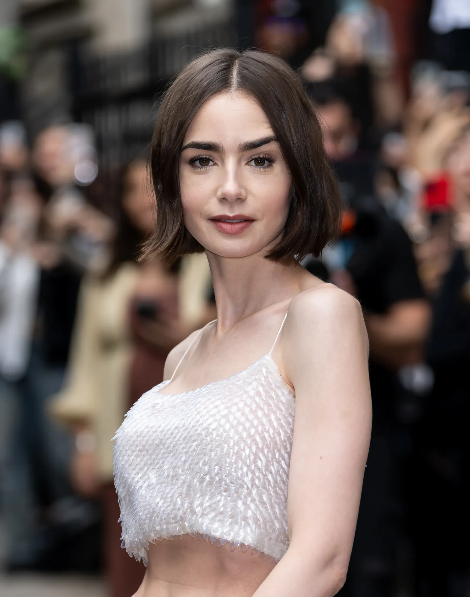 Lily Collins met een soft midi bob
