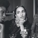 Modellen met statement sieraden