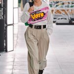 Een model opent de Louis Vuitton lente/zomer 2021-show in een Vote-trui