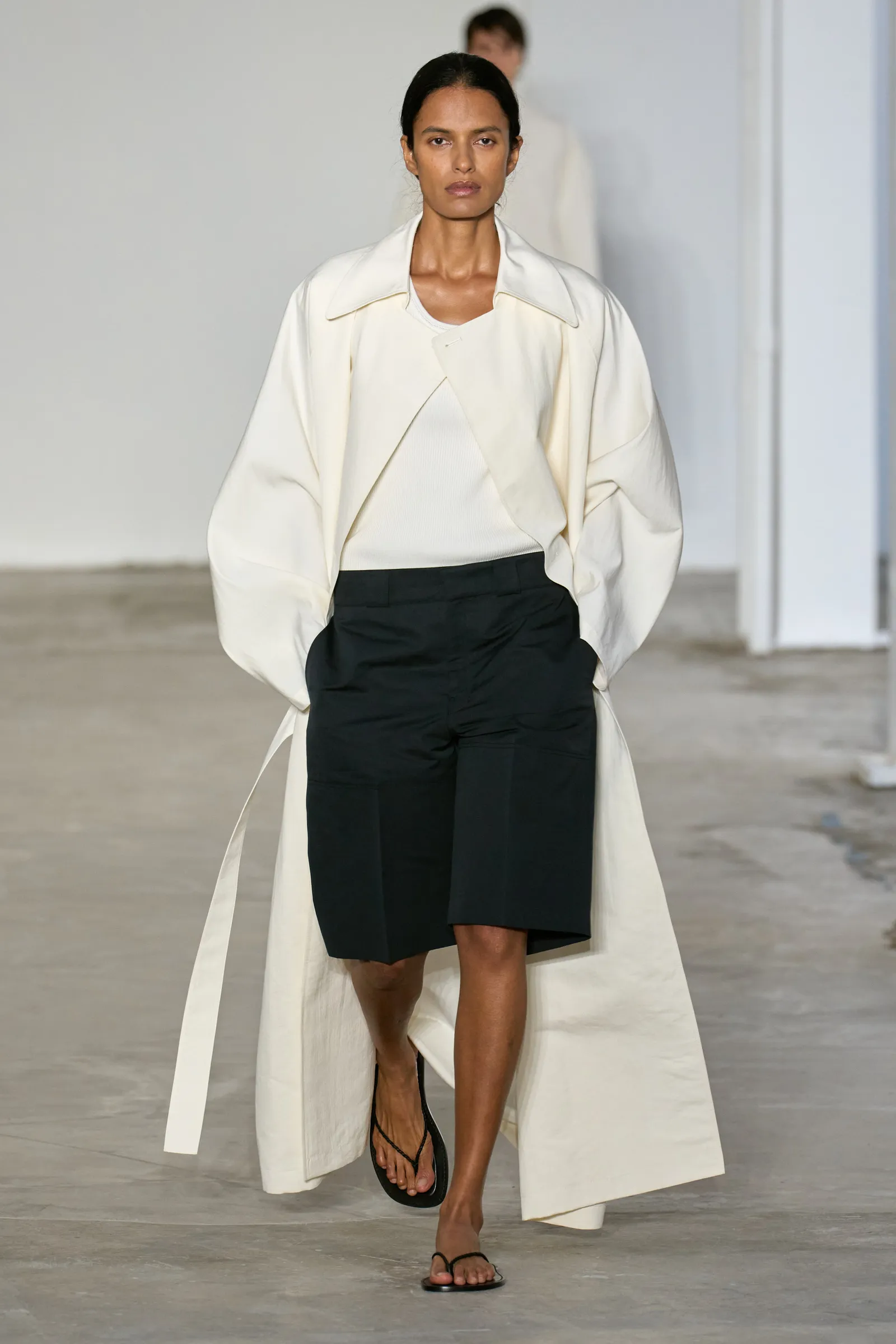 Een look van Fforme in de kleur van het jaar 2026 van Pantone