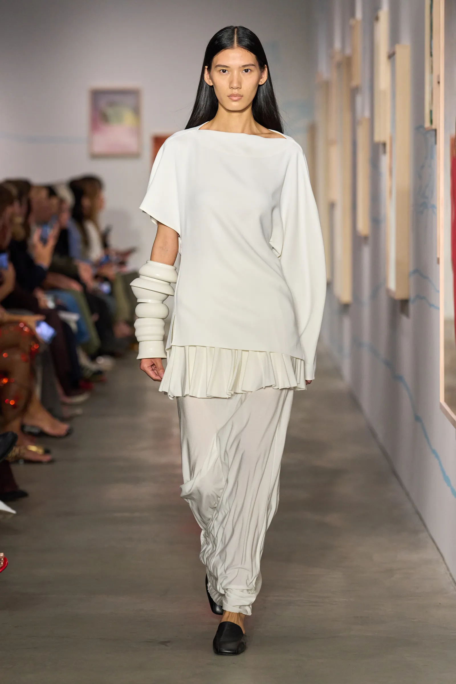 Een look van Ashlyn in de kleur van het jaar 2026 van Pantone