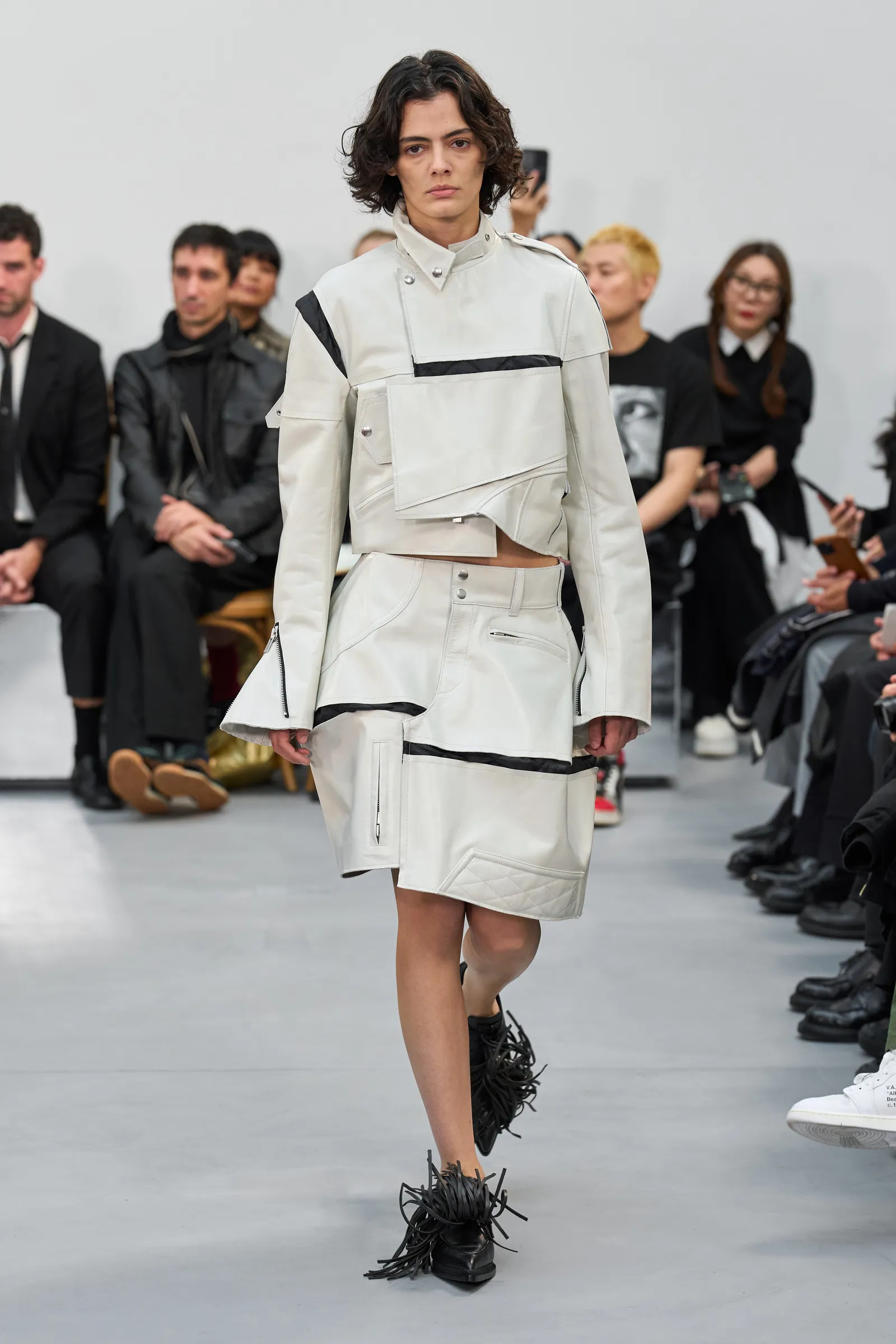 Een look van Sacai in de kleur van het jaar 2026 van Pantone