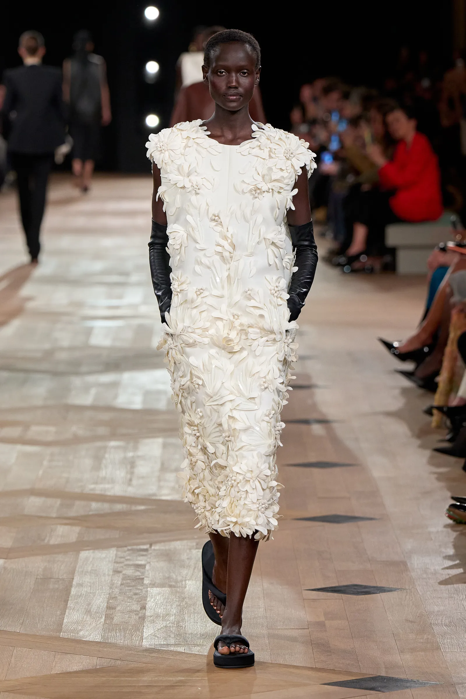 Een look van Balenciaga in de kleur van het jaar 2026 van Pantone