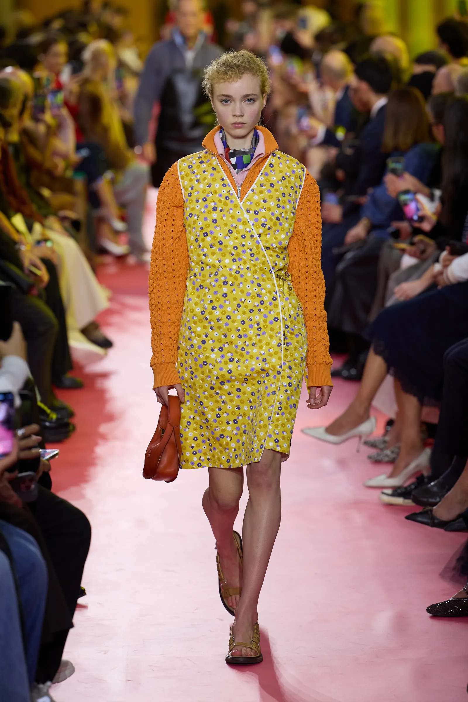 Miu Miu lente/zomer 2026 kleurencombinatie oranje en geel