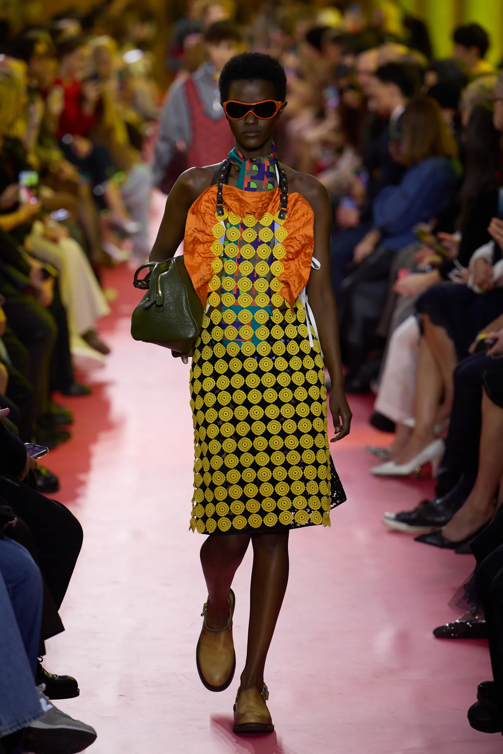 Miu Miu lente/zomer 2026 oranje en geel kleurencombinatie