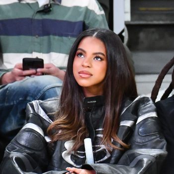 beyonces-dochter-blue-ivy-draagt-dit-paar-controversiele-schoenen-uit-haar-moeders-kast-376468