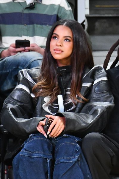 beyonces-dochter-blue-ivy-draagt-dit-paar-controversiele-schoenen-uit-haar-moeders-kast-376468