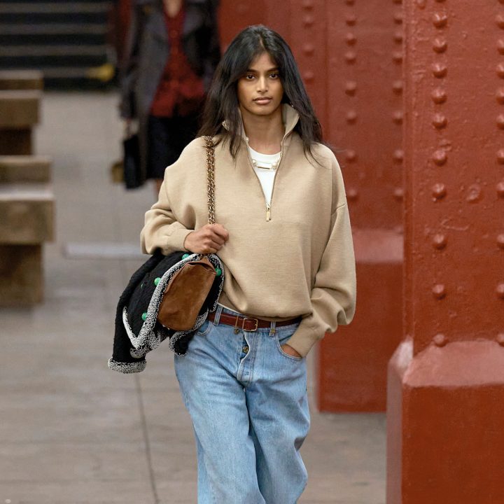 deze-simpele-trui-neemt-de-straten-en-runway-massaal-over-376214