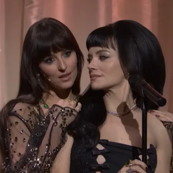thats-madeline-dakota-johnson-voegt-zich-bij-lily-allen-tijdens-optreden-376576