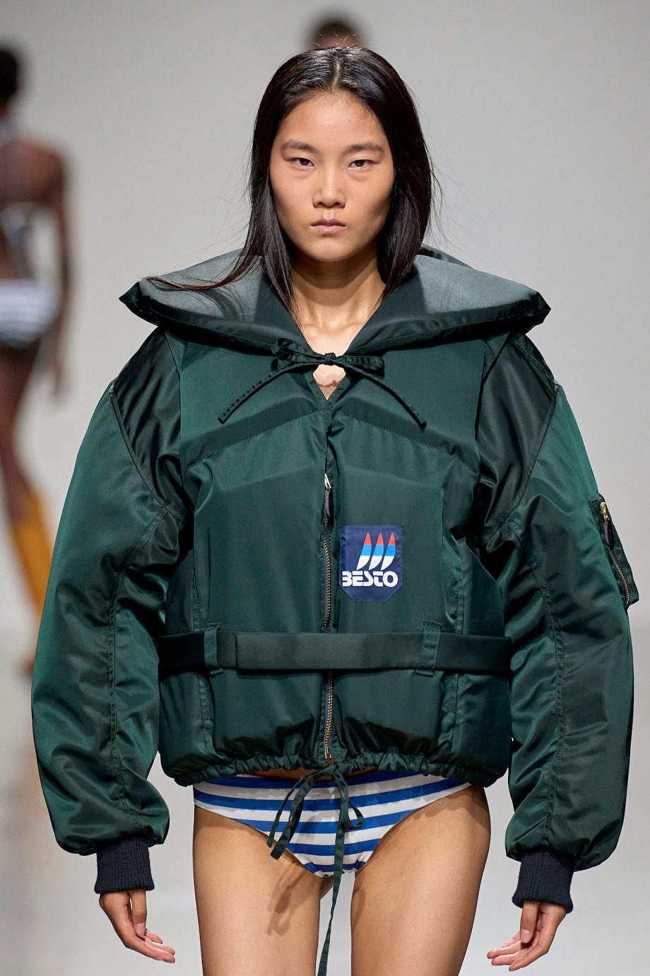 ik-wandelde-een-maand-lang-elke-dag-met-een-verzwaard-vest-en-dit-is-het-effect-375935