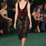 Een midirok met pailletten bij Gucci herfst/winter 2025