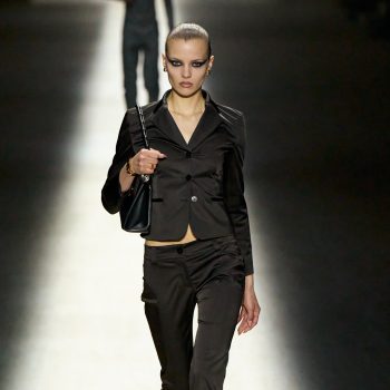 last-van-een-denim-dip-heb-jij-even-geluk-dat-de-broekentrends-van-het-najaar-chic-en-silky-zijn-405311