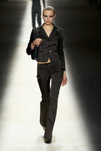 last-van-een-denim-dip-heb-jij-even-geluk-dat-de-broekentrends-van-het-najaar-chic-en-silky-zijn-405311