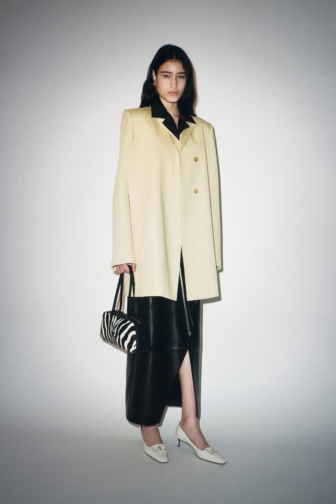 Een look van Khaite resort 2026