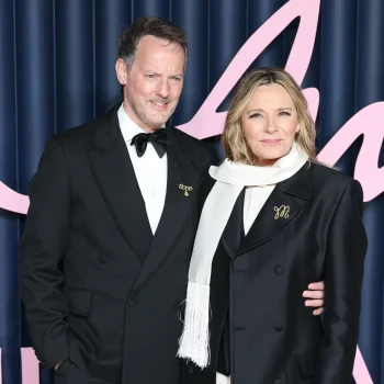 kim-cattrall-droeg-een-chic-pak-van-dior-tijdens-haar-intieme-bruiloft-in-londen-375892