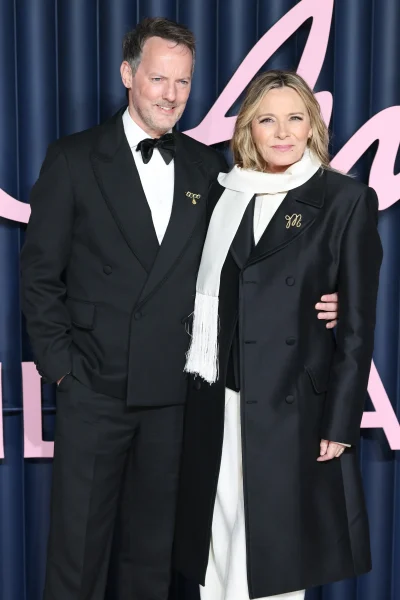 kim-cattrall-droeg-een-chic-pak-van-dior-tijdens-haar-intieme-bruiloft-in-londen-375892