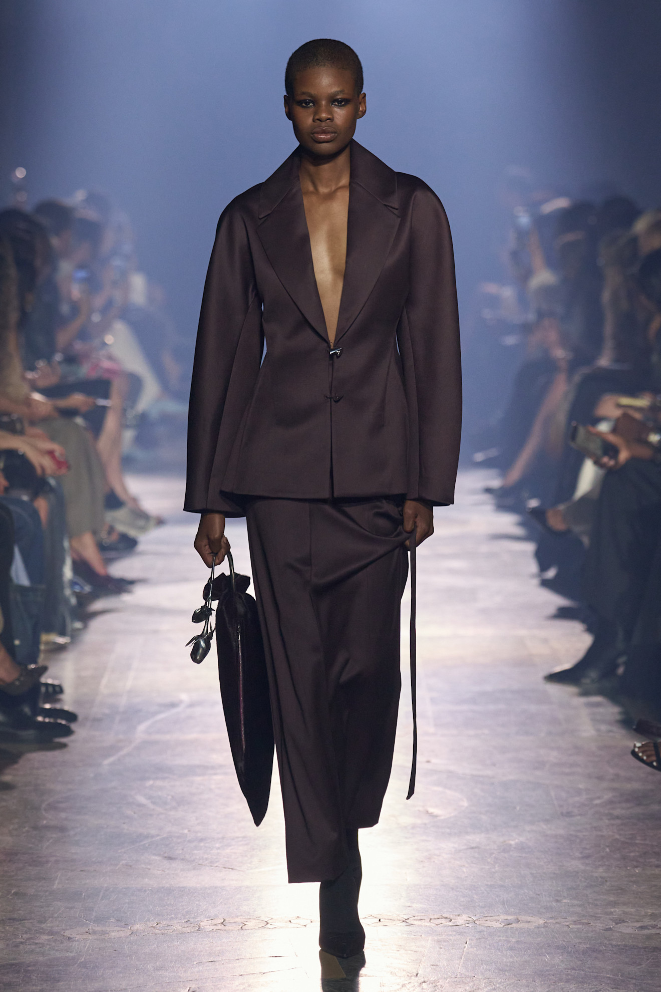 Een blazer en een lange rok gespot op de catwalk van Grace Ling lente/zomer 2026