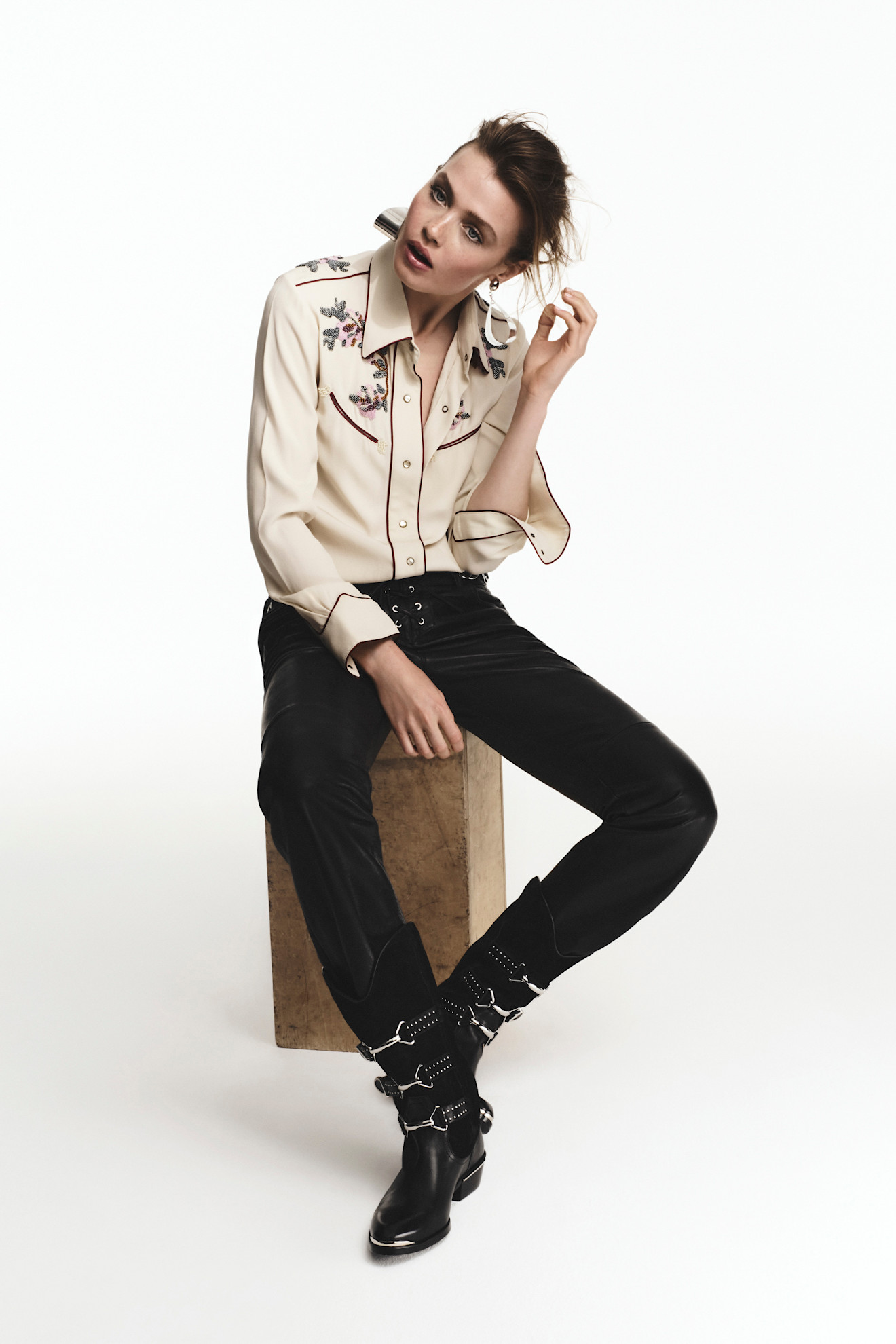 Isabel Marant Resort lente/zomer 2026 laarzen met riem en gespen