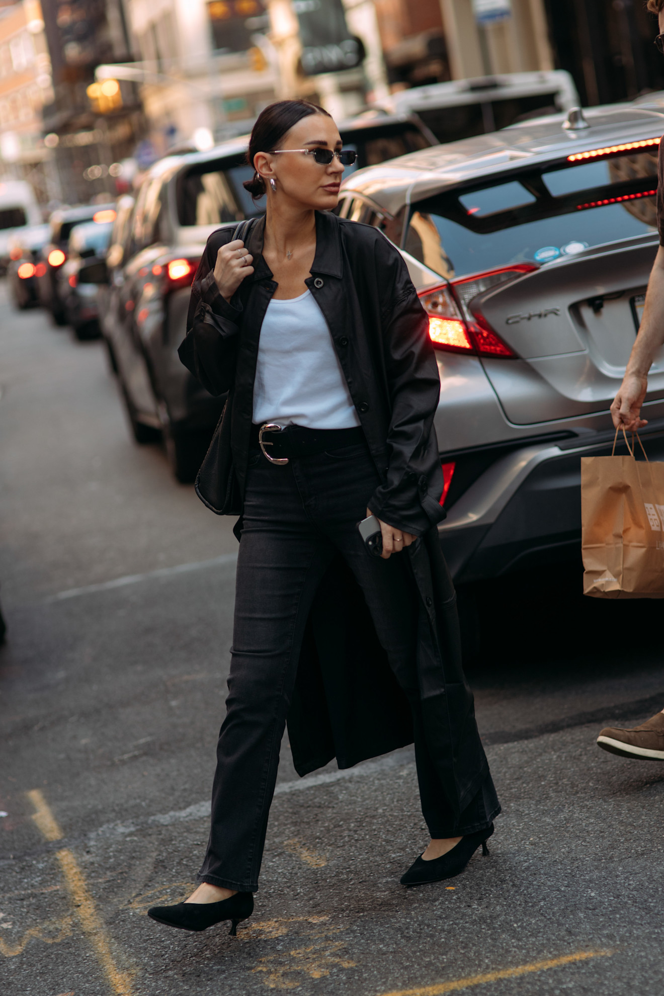 Ladylike schoenen die gedragen worden onder een straight-leg jeans