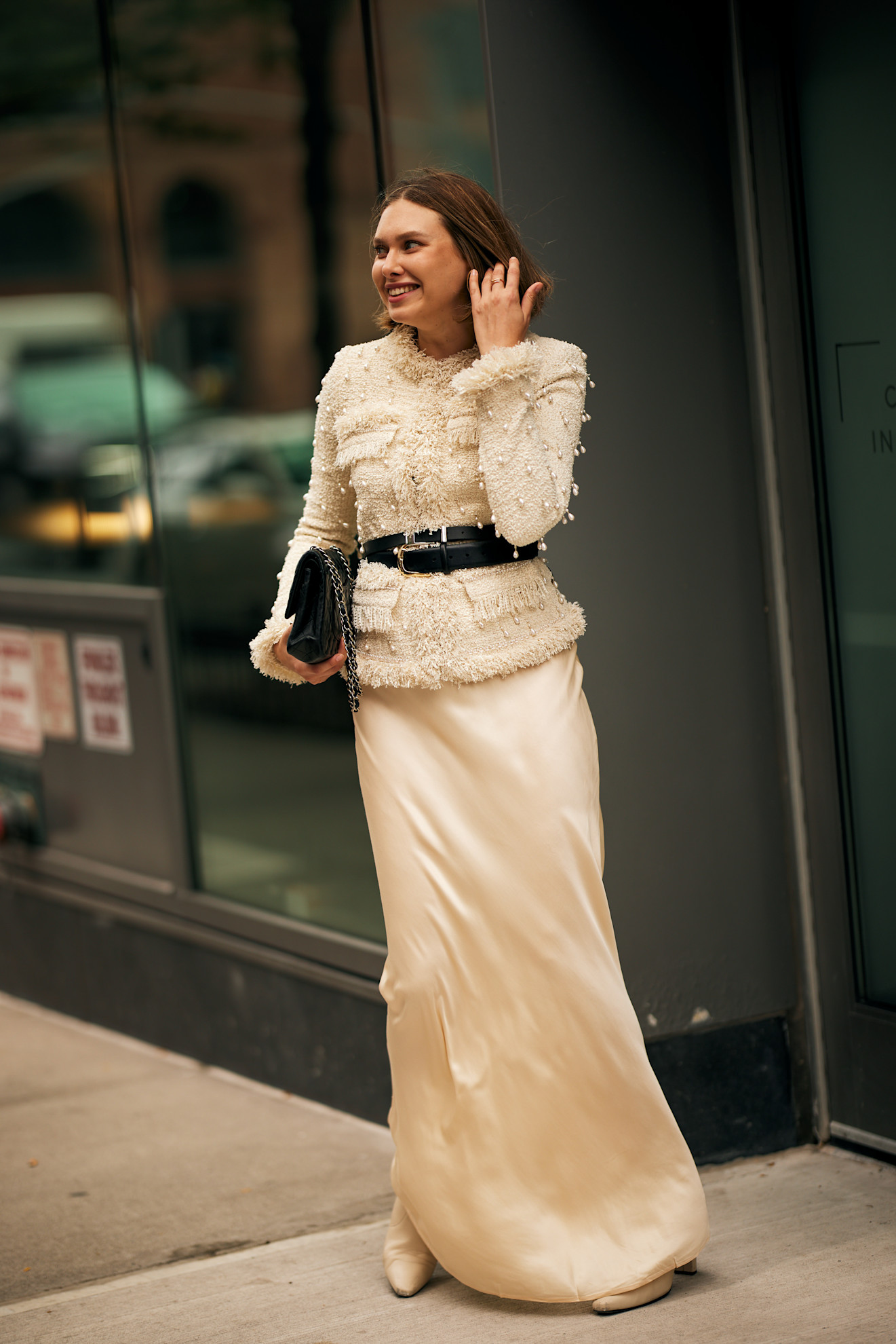 Een blazer en een lange rok gespot in New York