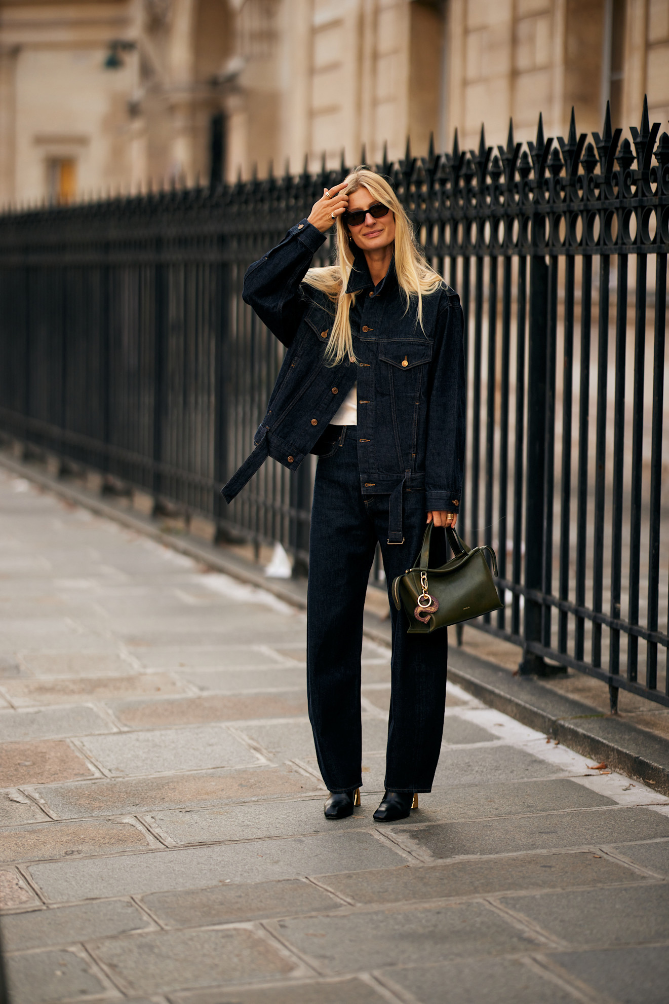 Paris streetstyle beeld denim on denim back to work office looks